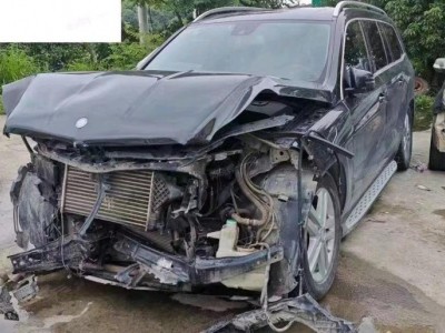 毕节地区事故车14年奔驰GL事故车3自动档-现停放于贵州毕节地区