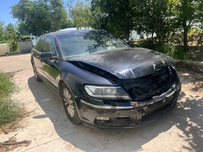 郑州市事故车13年大众辉腾事故车3.0自动档-现停放于北京
