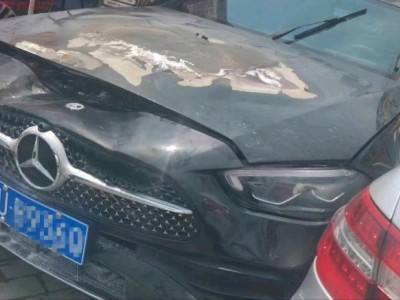 西安市事故车23年奔驰C事故车未知自动档-现停放于陕西西安市