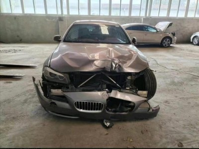 重庆事故车13年宝马5系事故车3.0自动档-现停放于重庆