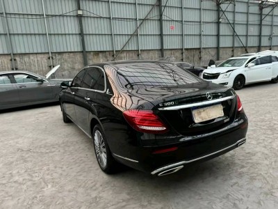 北京20年奔驰E中型车