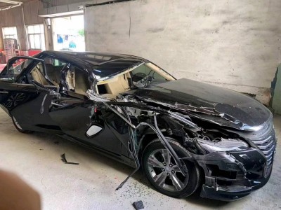 广州市事故车17年丰田皇冠事故车2自动档-09月29日停放于广东广州市