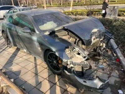 郑州市事故车15年保时捷Panamera事故车3.0自动档-现停放于河南郑州市