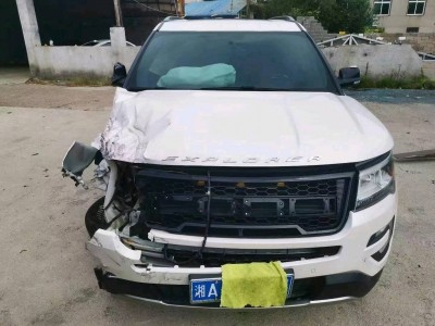 长沙市事故车18年福特探险者事故车2.3自动档-10月10日停放于湖南长沙市