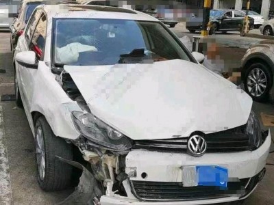 成都市事故车13年大众高尔夫事故车1.6自动档-现停放于四川成都市